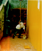 Aluno pintando as paredes da escola